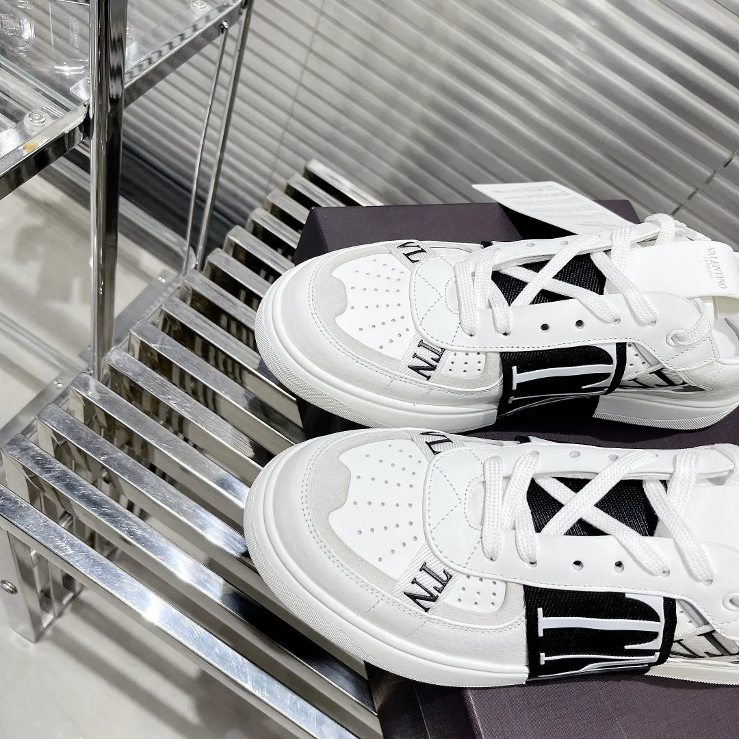 👟👟Ex-factory price 560👟👟 Women's shoes Women's Valentino ONE STUD calfskin lace-up sneakers. Soft suede low-top sneakers, classic and versatile, couple's sneakers, special goods, worth buying! A pair of simple shoes with unique details will save you from the difficulty of dressing. OneStud sneakers, with quilted plaid and oversized rivets, create an eye-catching punk style and get rid of the heavy feeling of this season's clothing. U👟👟Ex-factory price raise calfskin derby shoes, with exquisite leather construction and simple silhouette, smooth lines set the tone of coolness, they are a versatile item in the wardrobe. There are more Valentino boutique shoes waiting for you to unlock! It’s time to get the shoes you’ve been coveting for a long time! Officially on sale 7,+++ - Seven straps, decorated with metallic rubber effect. Decoration on the back and tongue. Size 35-44.